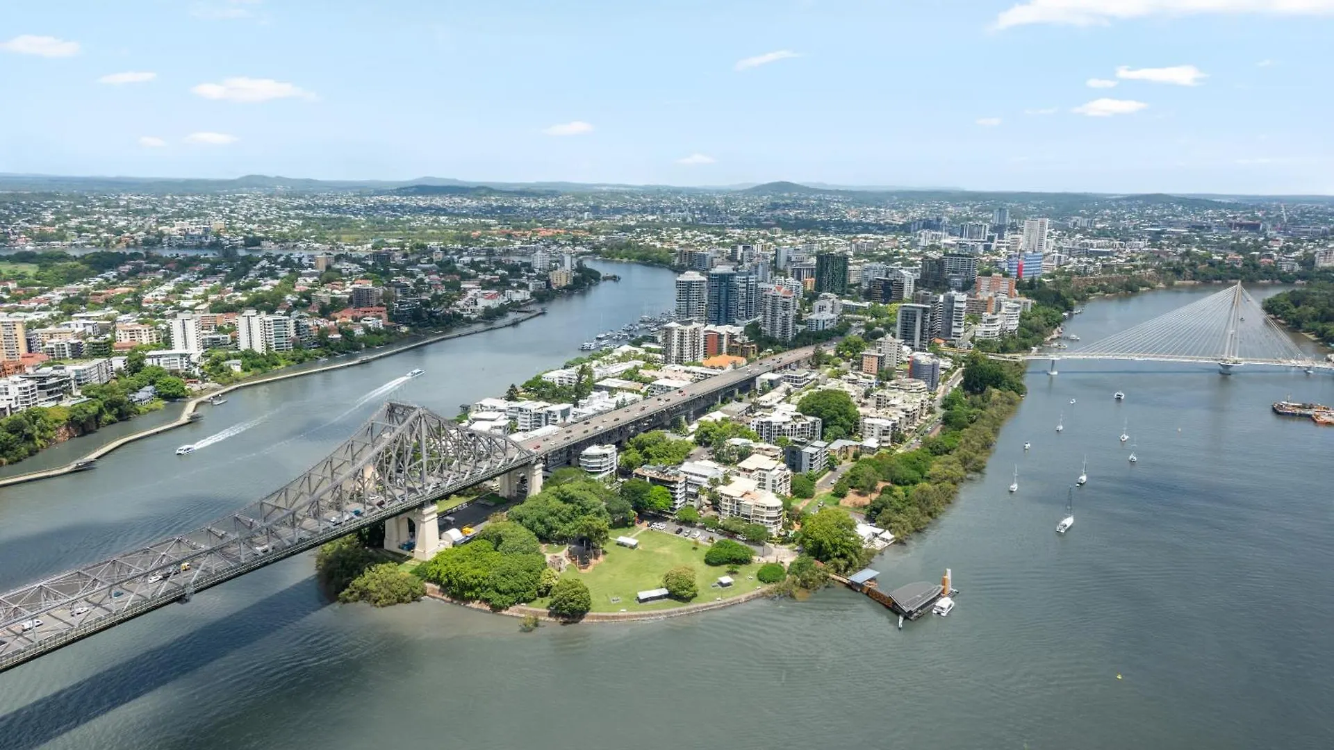 Stunning Sky Home With Endless Views, Pool & Parking Brisbane 0*,  Ausztrália