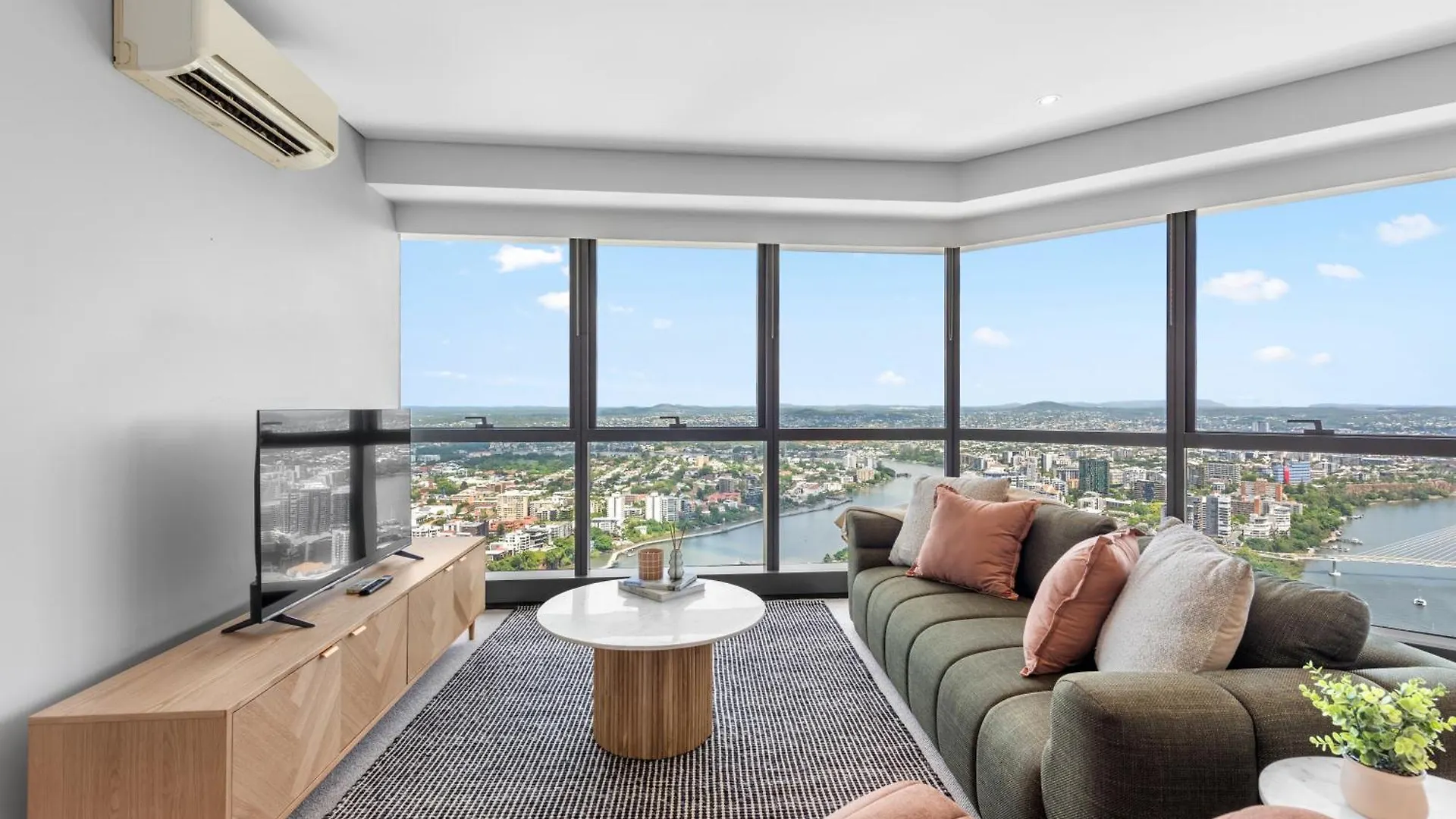 Stunning Sky Home With Endless Views, Pool & Parking Brisbane