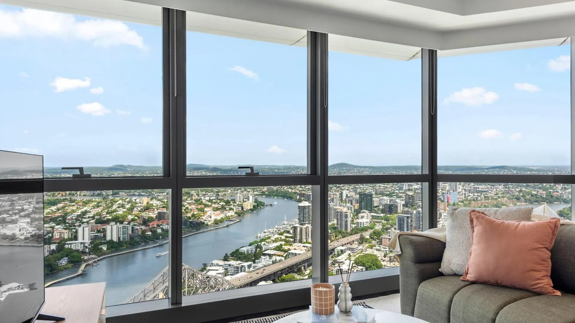 Stunning Sky Home With Endless Views, Pool & Parking Brisbane