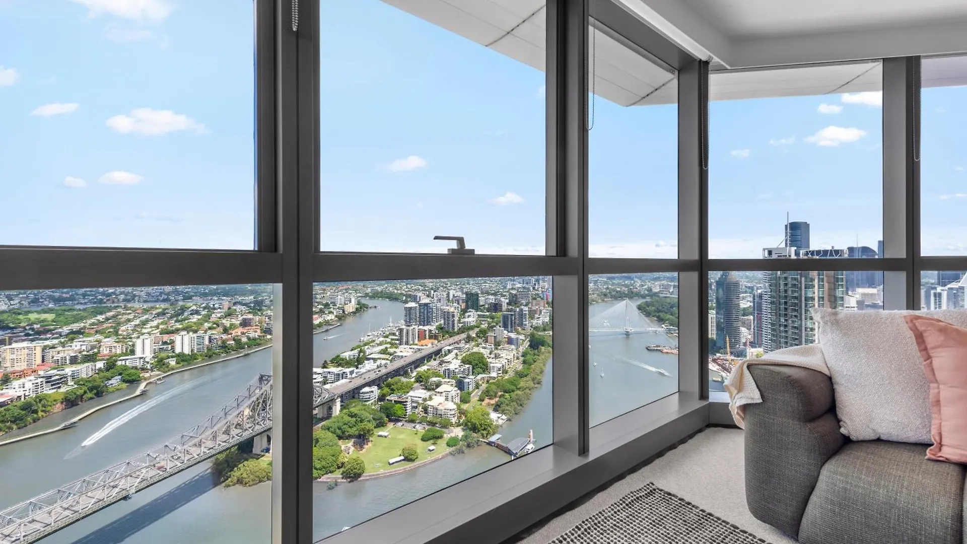 Stunning Sky Home With Endless Views, Pool & Parking Brisbane 0*,  Ausztrália