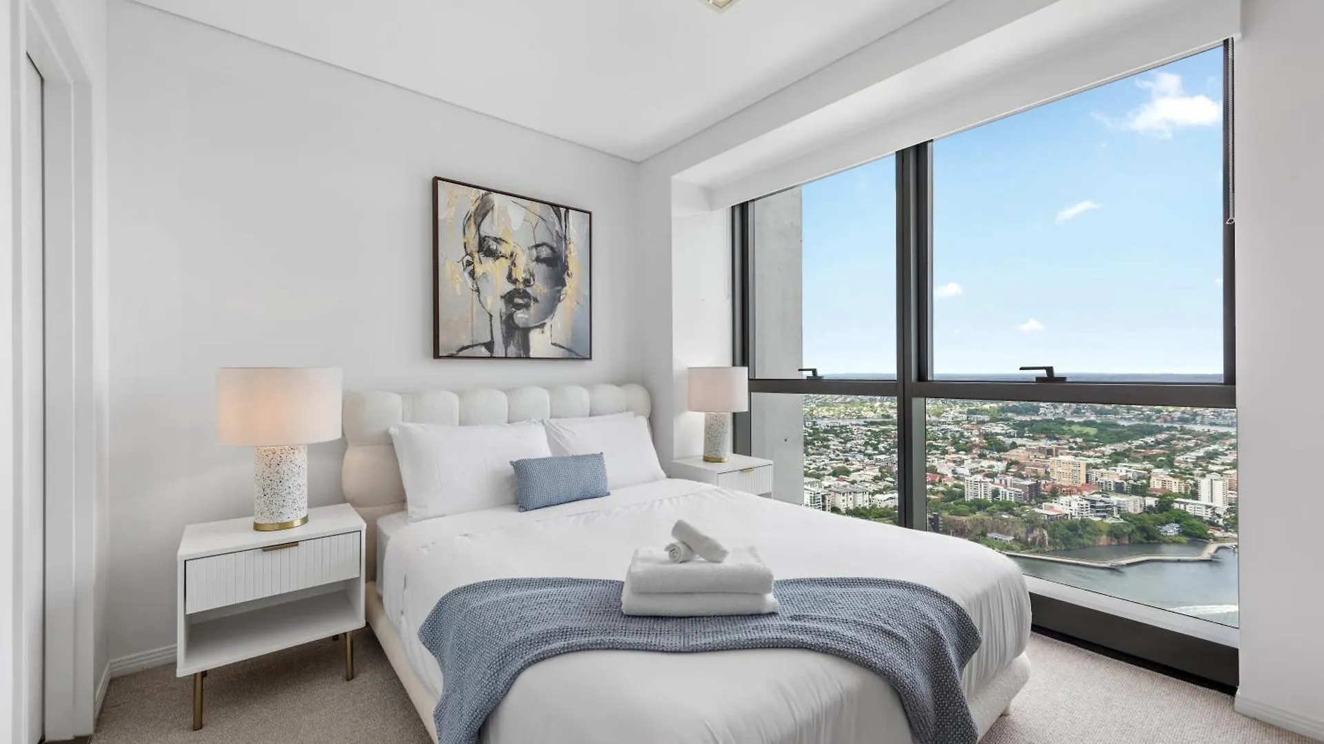 Stunning Sky Home With Endless Views, Pool & Parking Brisbane Apartman